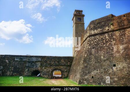 Uhr, Wände und Turm eines alten portugiesischen Forts der Kolonialzeit in der Stadt Galle, Sri Lanka. Stockfoto