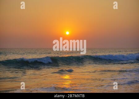 Ein idyllischer Sonnenuntergang am Strand in Sri Lanka, ähnlich wie viele andere sonnige Sandstrände Asiens (Thailand, Indien, Vietnam, Malaysia oder Indonesien). Stockfoto