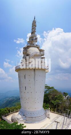 Der malerische Ambuluwawa Tower ist ein Tempel von vier Religionen in Sri Lanka. Der Turm erhebt sich über dem Dschungel auf einem hohen Berg. Zentrum Ambuluwawa. Stockfoto