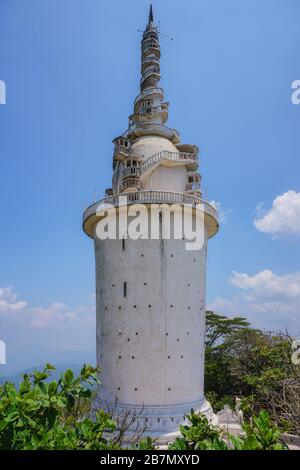 Der malerische Ambuluwawa Tower ist ein Tempel von vier Religionen in Sri Lanka. Der Turm erhebt sich über dem Dschungel auf einem hohen Berg. Zentrum Ambuluwawa. Stockfoto