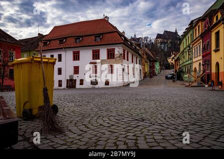 SIGHISOARA, RUMÄNIEN, 13. März 2020. Obwohl es außerhalb der Tourismussaison ist, gibt es immer noch sehr wenige Menschen auf den Straßen der Zitadelle Sighisoara mit COVID-19 Beeinflussung der Entscheidung der Völker, nicht zu besuchen. Das sächsische Gebäude aus dem 12. Jahrhundert gehört zum UNESCO-Weltkulturerbe und soll angeblich der Ort sein, an dem Vlad 'The Impaler' Tepes (AKA Dracula) geboren wurde. Hier ist der Zitadellenplatz Piata Cetatii, leer, ohne Leute, Tische oder Stühle. Foto © Matthew Lofthouse - Freelance Fotograf Stockfoto