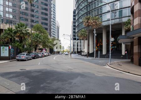 Bent Street im Central Business District in Sydney ist aufgrund des Ausbruchs des Coronavirus sehr leer, mit nur sehr wenigen Büroangestellten in Sydney, Stockfoto