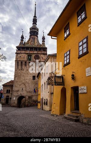 SIGHISOARA, RUMÄNIEN, 13. März 2020. Obwohl es außerhalb der Tourismussaison ist, gibt es immer noch sehr wenige Menschen auf den Straßen der Zitadelle Sighisoara mit COVID-19 Beeinflussung der Entscheidung der Völker, nicht zu besuchen. Das sächsische Gebäude aus dem 12. Jahrhundert gehört zum UNESCO-Weltkulturerbe und soll angeblich der Ort sein, an dem Vlad 'The Impaler' Tepes (AKA Dracula) geboren wurde. Hier befindet sich der berühmte Uhrturm der Zitadelle. Foto © Matthew Lofthouse - Freelance Fotograf Stockfoto