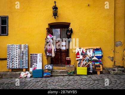 SIGHISOARA, RUMÄNIEN, 13. März 2020. Obwohl es außerhalb der Tourismussaison ist, gibt es immer noch sehr wenige Menschen auf den Straßen der Zitadelle Sighisoara mit COVID-19 Beeinflussung der Entscheidung der Völker, nicht zu besuchen. Das sächsische Gebäude aus dem 12. Jahrhundert gehört zum UNESCO-Weltkulturerbe und soll angeblich der Ort sein, an dem Vlad 'The Impaler' Tepes (AKA Dracula) geboren wurde. Souvenirs sind noch erhältlich. Foto © Matthew Lofthouse - Freelance Fotograf Stockfoto