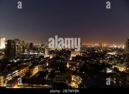 Wolkenkratzer in Mumbai zeigen die Skyline von Mumbai mit alten Gebäuden und Neubauten von Türmen, Mumbai, Maharashtra, Indien. Stockfoto