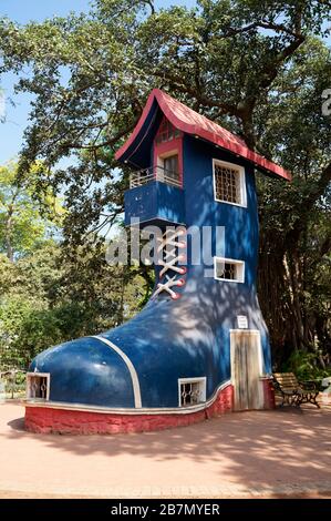 Das riesige Betonschuhhaus für Kinder neben dem Kamala Nehru Park im Malabar-Hill-Viertel der Stadt Mumbai, Maharashtra, Indien, Asien. Stockfoto