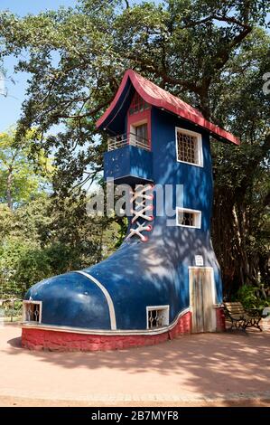 Das riesige Betonschuhhaus für Kinder neben dem Kamala Nehru Park im Malabar-Hill-Viertel der Stadt Mumbai, Maharashtra, Indien, Asien. Stockfoto