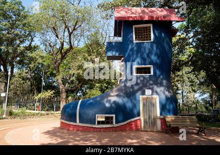 Das riesige Betonschuhhaus für Kinder neben dem Kamala Nehru Park im Malabar-Hill-Viertel der Stadt Mumbai, Maharashtra, Indien, Asien. Stockfoto