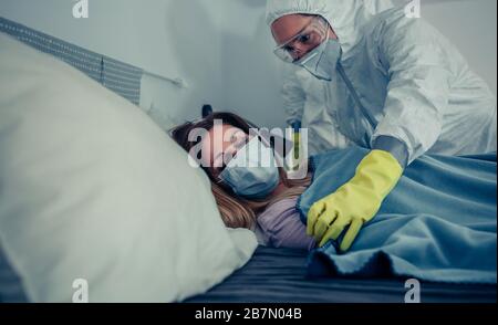 Frau in Hausquarantäne wegen eines Virus, an dem ein Arzt teilnahm Stockfoto