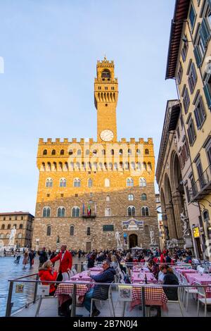 Café-Terrassen, vor dem Palazzo Vecchio, Piazza della Signoria, Centro storico, Florenz, Italien Stockfoto