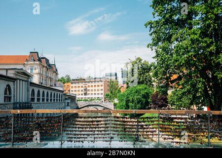 Metzgerbrücke und Dreierbrücke am Fluss im Sommer in Laibach, Slowenien Stockfoto