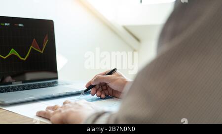 Entwicklung neuer Ansätze Investor beobachtet die Veränderung des Börsendeals an einer Börse Stockfoto