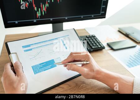 Entwicklung neuer Ansätze Investor beobachtet die Veränderung des Börsendeals an einer Börse Stockfoto