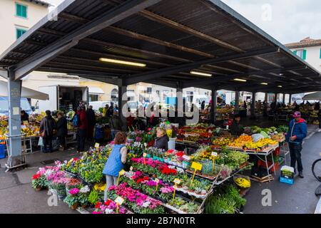 Mercato di Sant'Ambrogio, Verkaufsstände vor der Markthalle von Sant Ambrogio, Florenz, Italien Stockfoto