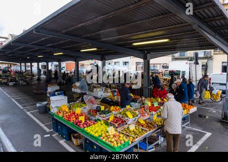 Mercato di Sant'Ambrogio, Verkaufsstände vor der Markthalle von Sant Ambrogio, Florenz, Italien Stockfoto