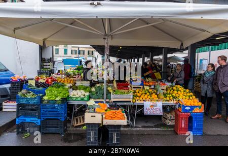 Mercato di Sant'Ambrogio, Verkaufsstände vor der Markthalle von Sant Ambrogio, Florenz, Italien Stockfoto