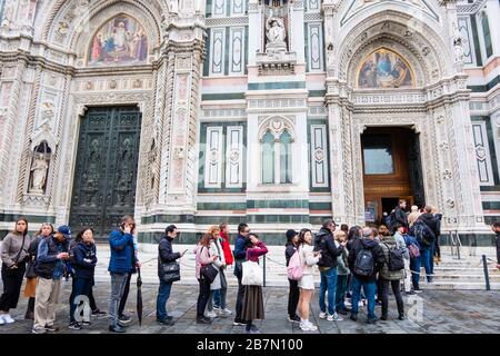 Warten Sie auf den Dom, die Cattedrale di Santa Maria del Fiore, die Kathedrale von Florenz, die Piazza del Duomo, Florenz, Italien Stockfoto