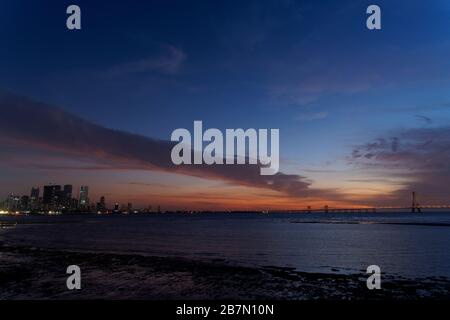 Bandra Worli mit der Skyline von Mumbai, bei Sonnenuntergang, Mumbai, Maharashtra, Indien. Stockfoto