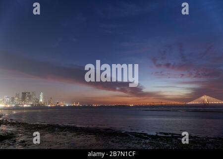 Bandra Worli mit der Skyline von Mumbai, bei Sonnenuntergang, Mumbai, Maharashtra, Indien. Stockfoto