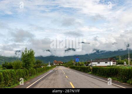 Ein Gebiet in der Nähe von Lashi Hai, das Teil der alten Tea Horse Road, Chamagudao, war und sich durch die Berge von Sichuan, Yunnan und Tibet in China schlängelt. Stockfoto