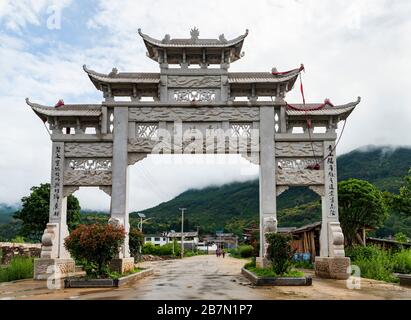 Ein Gebiet in der Nähe von Lashi Hai, das Teil der alten Tea Horse Road, Chamagudao, war und sich durch die Berge von Sichuan, Yunnan und Tibet in China schlängelt. Stockfoto