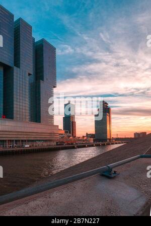Rotterdam, Niederlande 12. Februar 2019 - malerische Stadtansicht mit moderner Architektur und dramatischem Himmel in Rotterdam am Flussufer Stockfoto