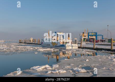 Eisbedeckter Habour im extrem kalten Winter, Insel Föhr, Nordsee, Unesco-Welterbe, Nordfriesland, Schleswig-Holstein, Norddeutschland, Europa Stockfoto