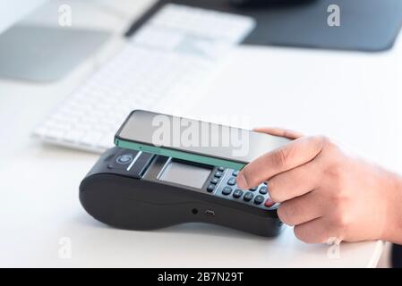 Mobiltelefone und POS-Maschinen im Büro Stockfoto