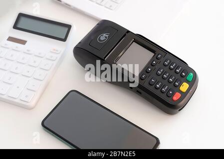 Mobiltelefone und POS-Maschinen im Büro Stockfoto