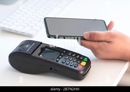 Mobiltelefone und POS-Maschinen im Büro Stockfoto