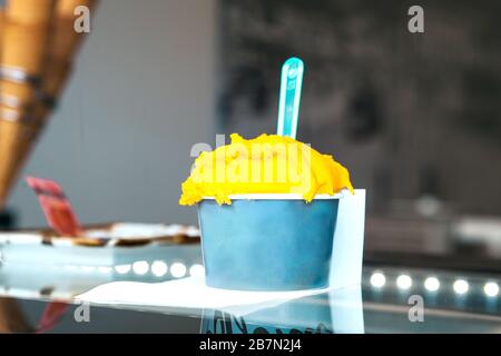 Mango Eiscreme in Papierbecher Stockfoto