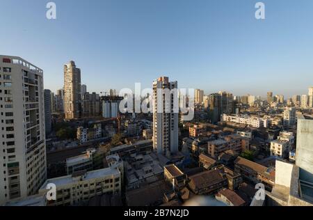Wolkenkratzer in Mumbai zeigen die Skyline von Mumbai mit alten Gebäuden und Neubauten von Türmen, Mumbai, Maharashtra, Indien. Stockfoto