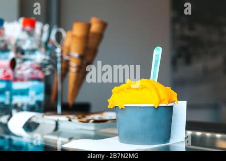 Mango Eiscreme in Papierbecher Stockfoto