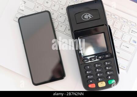 Mobiltelefone und POS-Maschinen im Büro Stockfoto