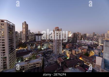 Wolkenkratzer in Mumbai zeigen die Skyline von Mumbai mit alten Gebäuden und Neubauten von Türmen, Mumbai, Maharashtra, Indien. Stockfoto