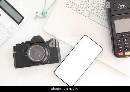 Mobiltelefone und POS-Maschinen im Büro Stockfoto