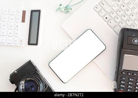 Mobiltelefone und POS-Maschinen im Büro Stockfoto