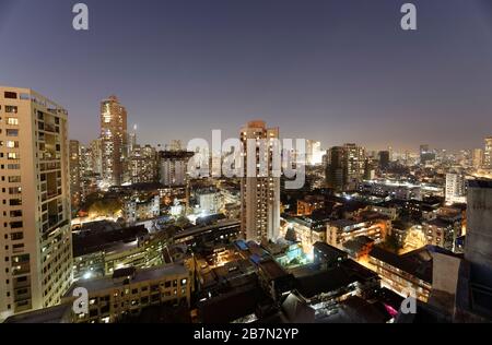 Wolkenkratzer in Mumbai zeigen die Skyline von Mumbai mit alten Gebäuden und Neubauten von Türmen, Mumbai, Maharashtra, Indien. Stockfoto