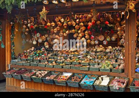 Österreich, Kiosk mit Weihnachtsdekoration auf dem Weihnachtsmarkt in Wien Stockfoto