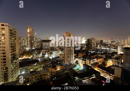 Wolkenkratzer in Mumbai zeigen die Skyline von Mumbai mit alten Gebäuden und Neubauten von Türmen, Mumbai, Maharashtra, Indien. Stockfoto