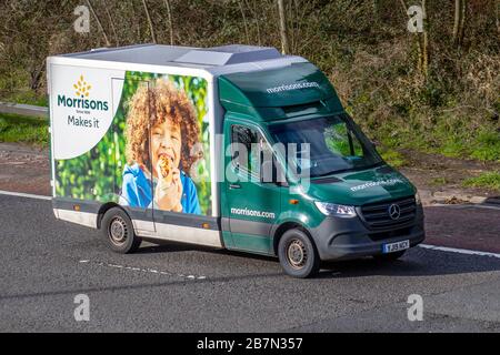 Morrisons van Livery Online-Shopping-Lebensmittelfahrzeug; Transportfracht, schwere Lieferwagen für den Lebensmitteltransport auf der M6 in Manchester, Großbritannien