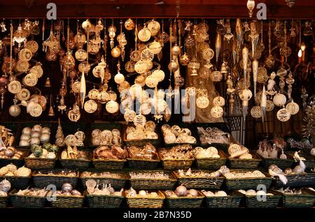 Österreich, Kiosk mit Weihnachtsdekoration auf dem Weihnachtsmarkt in Wien Stockfoto