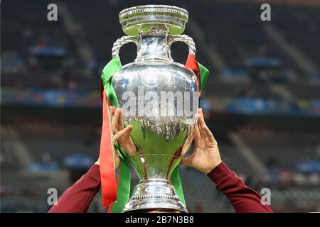 Paris Saint Denis, Stade de France. Juli 2016. Themenbild. Wegen Corona: Die UEFA EURO 2020 wird auf 2021 verschoben und soll nun vom 11. Juni bis 11. Juli 2021 stattfinden. Archivfoto: Trophäe, Pokal, Trophäe, Jubel, Freude, Begeisterung, Siegerehrung. Endspiel M51. Portugal (POR) Frankreich (FRA) 1:0. Am 10. Juli 2016 in Paris Saint Denis, Stade de France. Fußball-Europameisterschaft 2016 in Frankreich vom 10.06. - 10.07.2016. Weltweite Nutzung Credit: Dpa / Alamy Live News Stockfoto