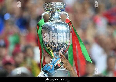 Paris Saint Denis, Stade de France. Juli 2016. Themenbild. Wegen Corona: Die UEFA EURO 2020 wird auf 2021 verschoben und soll nun vom 11. Juni bis 11. Juli 2021 stattfinden. Archivfoto: Border-Motiv-Pokal, Pokal, Trophäe, wird von Torwarthaenden getragen. Endspiel M51. Portugal (POR) Frankreich (FRA) 1:0. Am 10. Juli 2016 in Paris Saint Denis, Stade de France. Fußball-Europameisterschaft 2016 in Frankreich vom 10.06. - 10.07.2016. Weltweite Nutzung Credit: Dpa / Alamy Live News Stockfoto