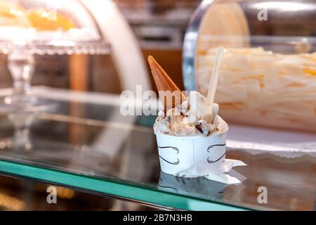 Eiscreme in Papierbecher Stockfoto