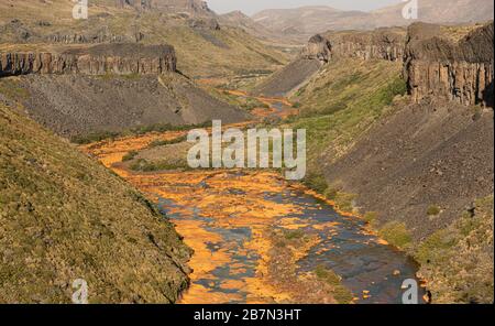 Canyon, Klippen und Kurven des Flusses Agrio Stockfoto