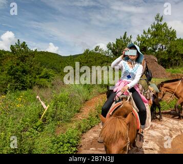 Ein Gebiet in der Nähe von Lashi Hai, das Teil der alten Tea Horse Road, Chamagudao, war und sich durch die Berge von Sichuan, Yunnan und Tibet in China schlängelt. Stockfoto