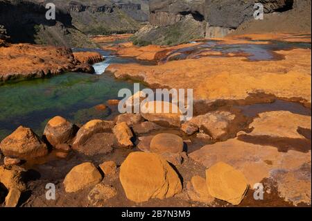 Canyon, Klippen, Steine und Kurven des Flusses Agrio Stockfoto