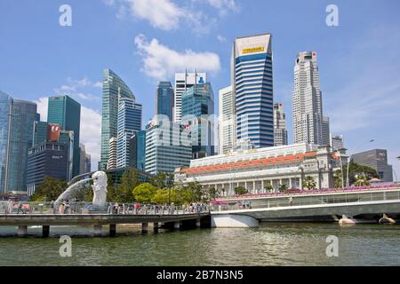 Fullerton Hotel in Singapur am Rande des Geschäftsviertels mit Bankhochhäusern. Stockfoto