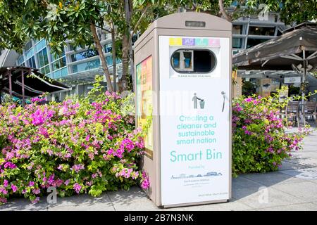 Smart bin in Singapur mit Selbstkompaktions- und Datenübertragung, um Behörden zu benachrichtigen, wenn sie voll sind. Stockfoto